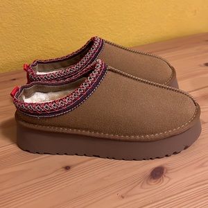 NEW Tasman Style Platform Slippers - Size 8 (Ugg DUPES)
